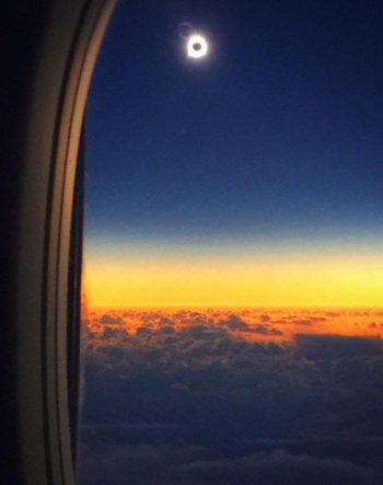 Éclipse vue d'avion