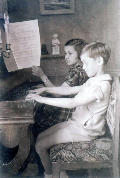 Au piano en 1937