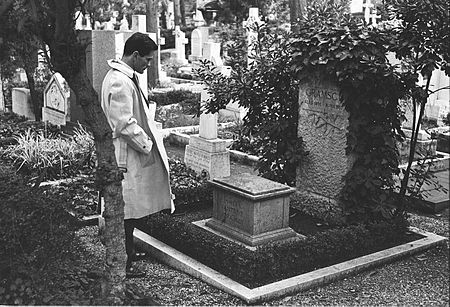 Pasolini devant la tombe de Gramsci