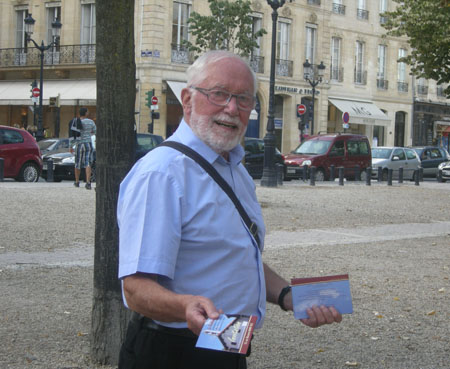 Un Jeune Homme A Apporté Au Mégaphone Des Nouvelles Importantes Par La  Fenêtre D'une Voiture