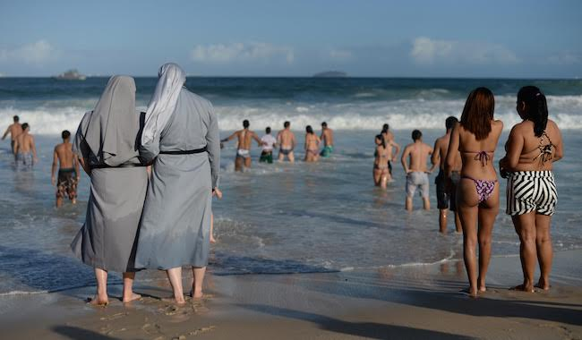 Religieuses sur une plage